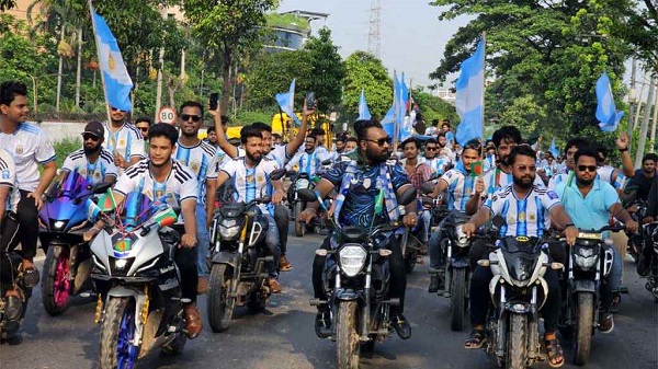 ঢাকা-চট্টগ্রাম মহাসড়কে আর্জেন্টিনাভক্তদের মোটরসাইকেল শোভাযাত্রা