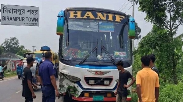 বিরামপুরে বাস-সিএনজির মুখোমুখি সংঘর্ষে নারীর মৃত্যু
