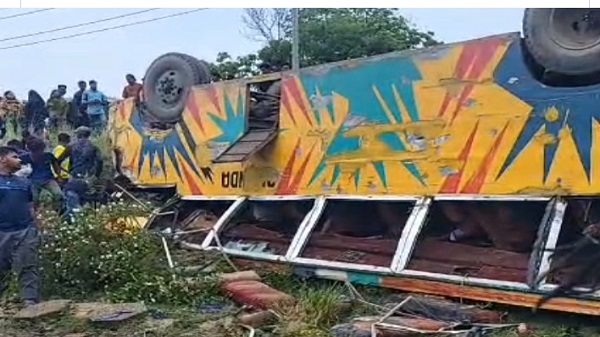 সরাইলে দিগন্ত পরিবহনের বাস খাদে পড়ে ৪ নি’হ’ত