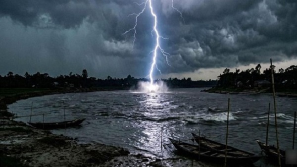 নদীতে মাছ ধরার সময় বজ্রপাতে জেলের মৃত্যু