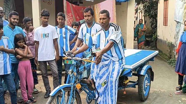 ঋণের টাকায় ‘তেলেসমাতি’ আর্জেন্টিনাভক্ত ভ্যানচালকের