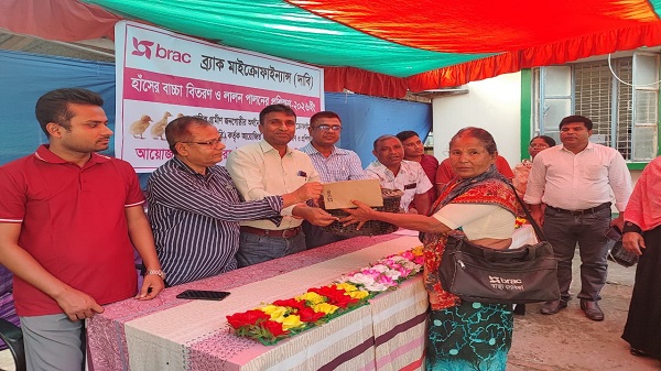 রান্তিক গ্রামীণ অর্থনীতি চাঙ্গা করার উদ্যোগ: লালমনিরহাটে সুবিধাভোগীদের মাঝে ব্র্যাকের হাঁসের বাচ্চা ও নগদ অর্থ বিতরণ