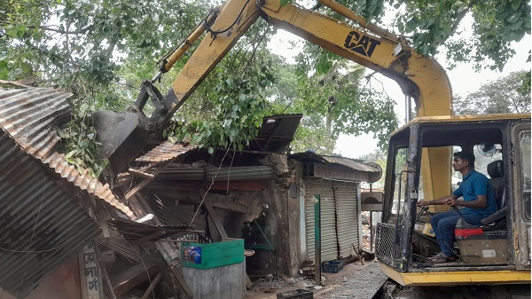 নলডাঙ্গা রেলস্টেশন এলাকায় অবৈধ স্থাপনা উচ্ছেদে রেলওয়ের অভিযান
