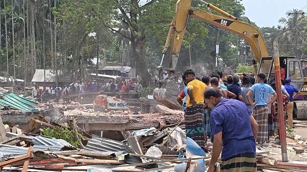 রায়পুরে ডাকাতিয়া নদীর সংযোগ খালে উচ্ছেদ অভিযান