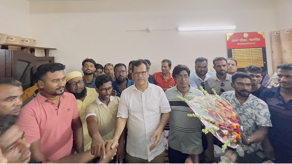 নবনিযুক্ত জেলা পরিষদ প্রশাসক হাবিবুল ইসলাম কে স্বেচ্ছাসেবক দলের সংবর্ধনা