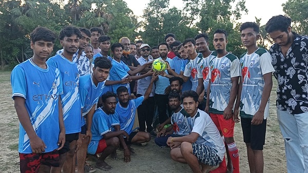 মাদকমুক্ত যুবসমাজ গঠনে শ্যামনগরে তরুণদের মাঝে ফুটবল বিতরণ