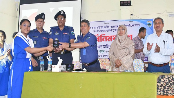 নওগাঁ সরকারি বালিকা উচ্চ বিদ্যালয়ে পুলিশ সুপারের মতবিনিময় সভা