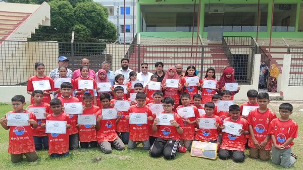 সাতক্ষীরায় মাসব্যাপী সাঁতার প্রশিক্ষণ শেষে ৪০ শিক্ষার্থীর মাঝে সনদ বিতরণ