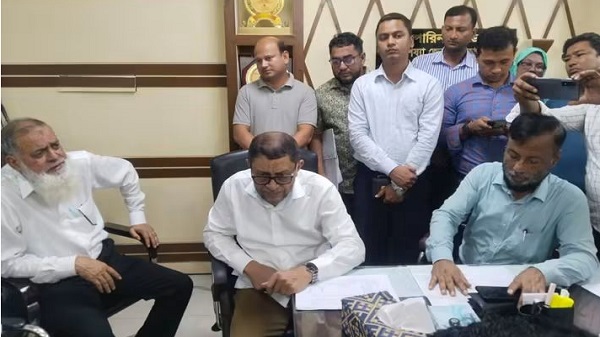 নোয়াখালী জেনারেল হাসপাতালে স্বাস্থ্যমন্ত্রীর আকস্মিক পরিদর্শন, তত্ত্বাবধায়ক ক্লোজড
