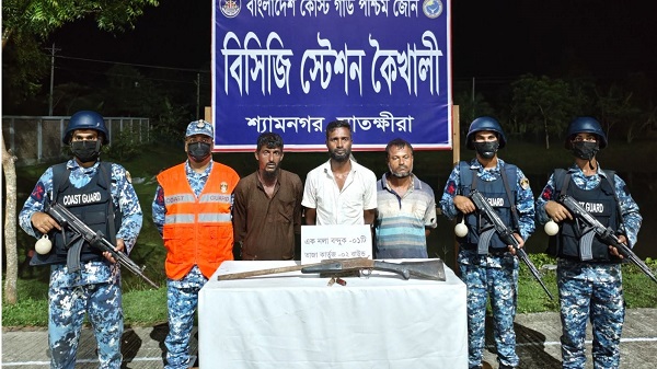 সুন্দরবনে কোস্টগার্ডের অভিযানে অস্ত্র-গুলিসহ বনদস্যু বাহিনীর ৩ সদস্য আটক