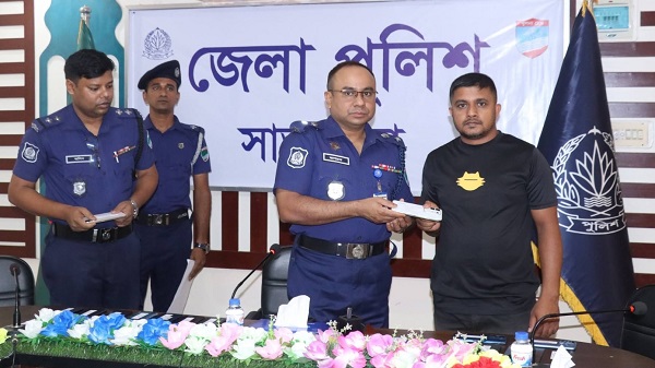 সাতক্ষীরা পুলিশ কর্তৃক উদ্ধারকৃত মোবাইল ফোন ও বিকাশের টাকা প্রকৃত মালিকদের নিকট হস্তান্তর