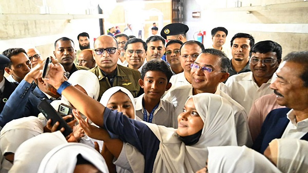 সংসদে প্রধানমন্ত্রীর সঙ্গে মধ্যাহ্নভোজ করলেন শিক্ষার্থীরা
