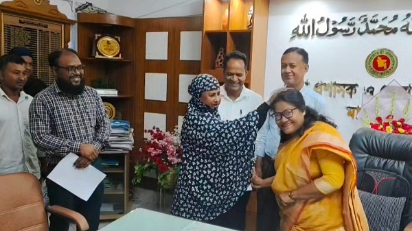 মাদারীপুরে ভূমি অধিগ্রহণে ক্ষতিগ্রস্তদের মাঝে ক্ষতিপূরণ চেক বিতরণ