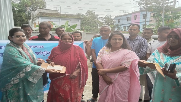 শেরপুরে মানবিক সহায়তা আওতায় ঢেউটিন ও নগদ অর্থ প্রদান