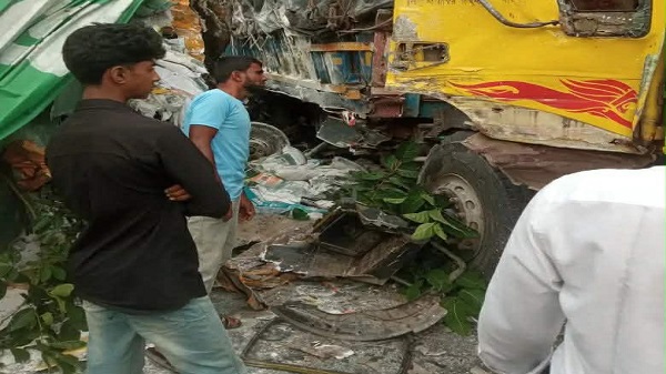 বগুড়ায় কুরিয়ার সার্ভিসের গাড়ি ও ট্রাকের মুখোমুখি সংঘর্ষ, চালক নিহত