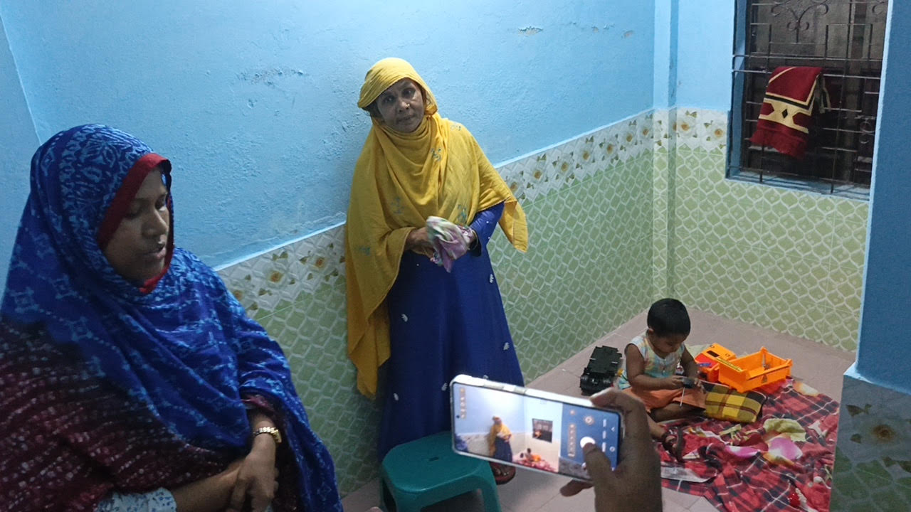 কর্মক্ষেত্রেই সন্তানের যত্ন: লালমনিরহাটের সেই কর্মজীবী মায়ের পাশে জেলা সমবায় কর্মকর্তা