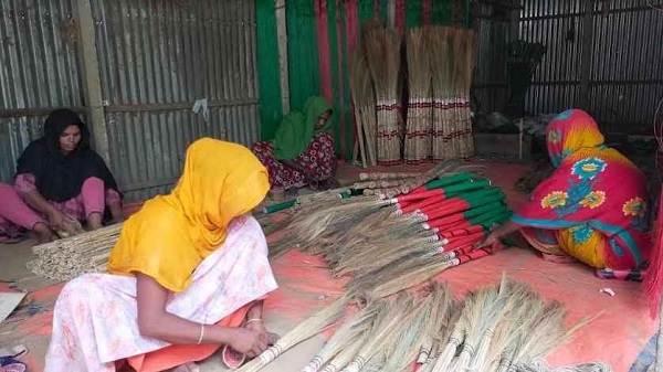 নেছারাবাদে ফুলঝাড়ু শিল্প, স্বাবলম্বী হাজারো পরিবার