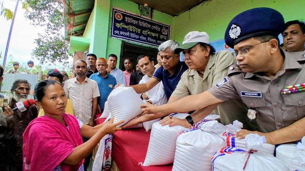 ব্যান ক্ষতিগ্রস্ত মানুষের মাঝে ত্রাণ বিতরণ করেন প্রতিমন্ত্রী মোঃ অনিন্দ্য ইসলাম অমিত