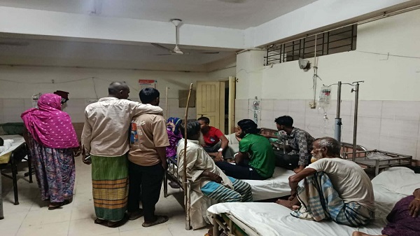 মাদারগঞ্জে টিউবওয়েলের পানি পানে একই পরিবারের ৫ জন অচেতন, হাসপাতালে ভর্তি
