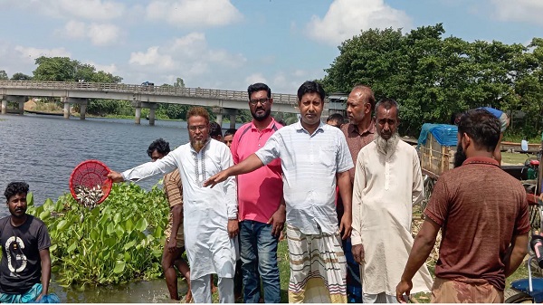 আত্রাইয়ে উন্মুক্ত জলাশয়ে নিজস্ব উদ্যোগে ২ মেট্রিক টন পোনা মাছ ছাড়লেন প্রধান শি: আব্দুল জলিল