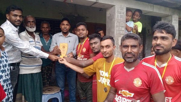 আশাশুনিতে প্রীতি ফুটবল ম্যাচে বিবাহিত একাদশের জয়