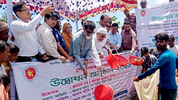 জনসভা শেষে হাওরে মাছের পোনা অবমুক্ত করলেন লুৎফুজ্জামান বাবর