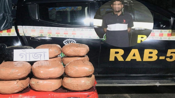 নওগাঁয় ৫০ কেজি গাঁজাসহ সিএনজি চালক ফারুক র‍্যাবের হাতে আটক