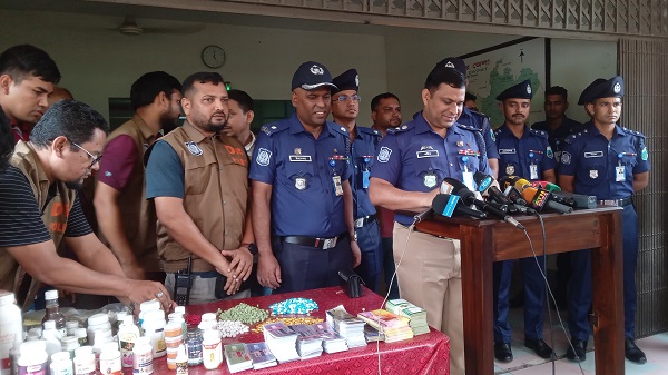 নাটোরে ডিবির অভিযানে ভেজাল ওষুধ তৈরির কারখানার সন্ধান