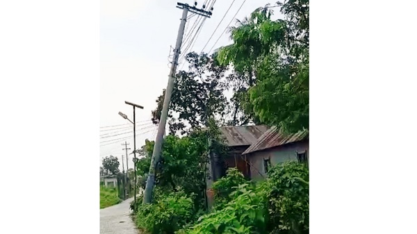 সরাইলে ঝুঁকিপূর্ণ অবস্থায় বিদ্যুতের খুঁটি, দুর্ঘটনার শঙ্কায় এলাকাবাসী
