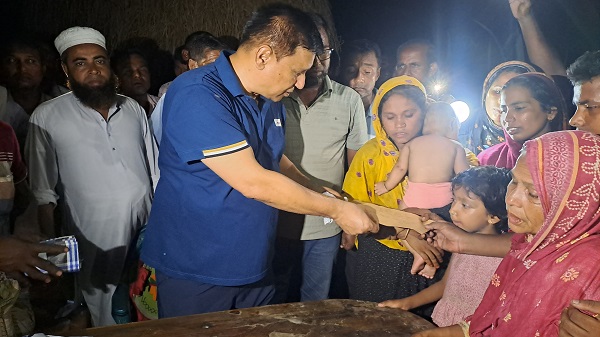 পীরগঞ্জে বৈদ্যুতিক শর্ট সার্কিটের আগুনে দুই ভাইয়ের পাঁচটি ঘর পুড়ে ছাই