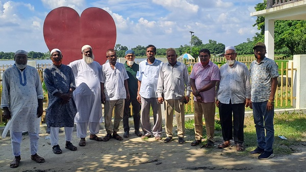 দেখা হয়নি যারে এই তটে, ঘুরে ফিরে খুঁজি তারে অতৃপ্ত নয়নে