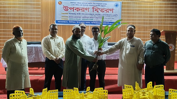 মুরাদনগরে আধুনিক মৎস্যচাষে উৎসাহ, প্রদর্শনী পুকুরের উপকরণ পেলেন চাষিরা