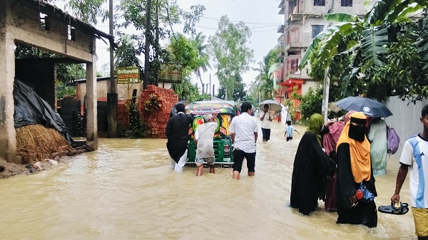 কক্সবাজারে বন্যার পানি কমলেও কাটেনি দুর্ভোগ