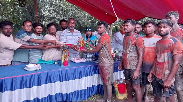 বড়াইগ্রামের কুমরুলে আরাফাত রহমান কোকো ফুটবল টুর্নামেন্টে চৌমুহনীর জয়