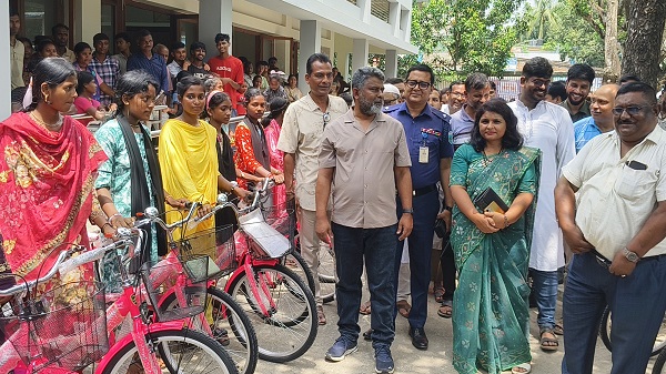 নওগাঁয় ক্ষুদ্র নৃগোষ্ঠীর মাঝে বাইসাইকেল, সেলাই মেশিন ও শিক্ষাবৃত্তি বিতরণ