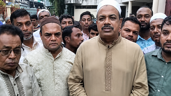 ত্রান বিতরণে মানবিক বার্তা; আইনি জটিলতা কাটিয়ে মাঠে ফেরার আশাবাদ আসলাম চৌধুরী”র