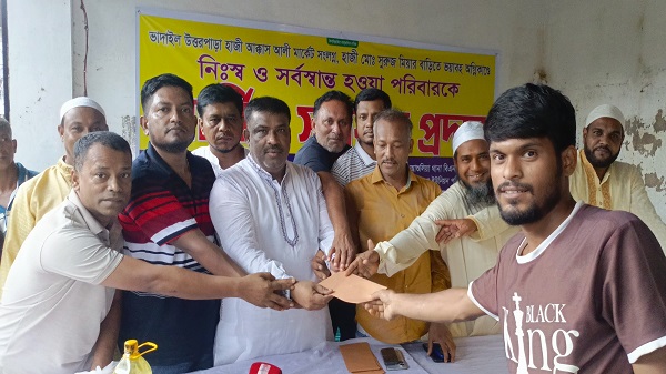 আশুলিয়ায় অগ্নিকাণ্ডে ক্ষতিগ্রস্ত ১৩ পরিবারের পাশে বিএনপি নেতা আব্দুল গফুর মিয়া