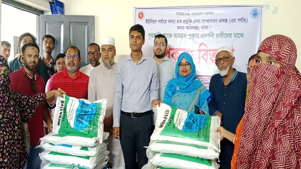 শ্যামনগরে মাছ চাষ সম্প্রসারণে প্রদর্শনী চাষীদের মাঝে খাদ্য ও মাছের চারা বিতরণ