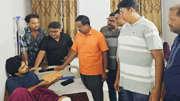 দুর্ঘটনায় আহত সাংবাদিক মানিকের চিকিৎসায় নন্দীগ্রাম প্রেস ক্লাবের আর্থিক সহায়তা