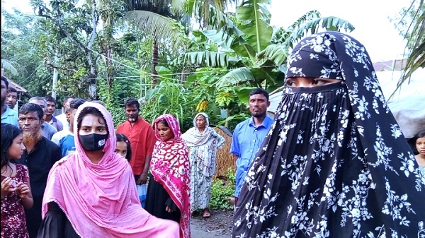 বিয়ের দাবিতে প্রেমিকের বাড়িতে অনশনে তরুণী, পরিবার নিয়ে উধাও অভিযুক্ত