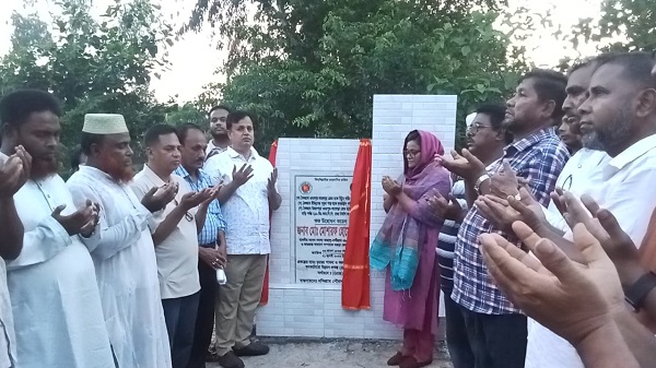 নন্দীগ্রামে ৭৫০ মিটার আরসিসি রাস্তা নির্মাণকাজের শুভ উদ্বোধন করলেন এমপি মোশারফ হোসেন