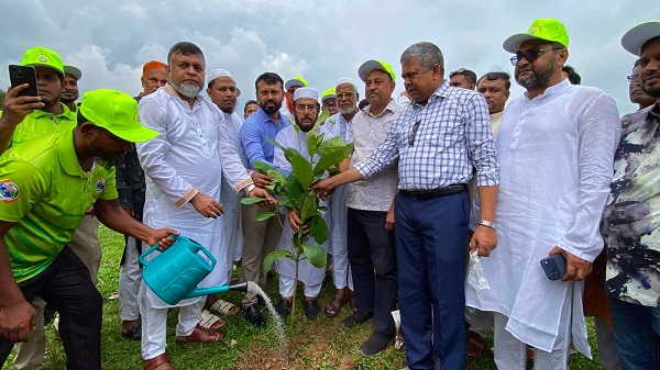 শ্রীপুরে বৃক্ষরোপণ কর্মসূচির উদ্বোধন করলেন এমপি ডা. রফিকুল ইসলাম বাচ্চু