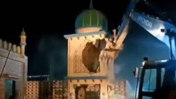 নোটিশ ছাড়া ভারতে ভাঙা হলো ৩ মসজিদ ও মাজার