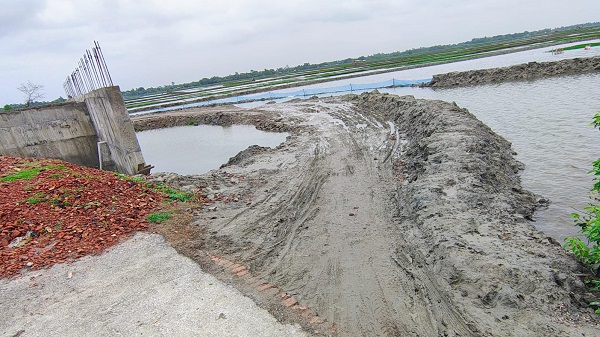 শ্যামনগরে কালভার্ট নির্মাণে ধীরগতি, তিন গ্রামের মানুষের দুর্ভোগ চরমে