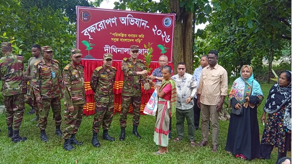 দীঘিনালায় সেনাবাহিনীর উদ্যোগে ২৬ হাজার ফল ও ঔষধি গাছের চারা বিতরণ