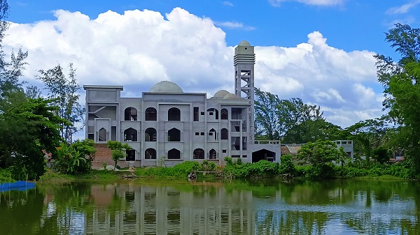 সাত বছরেও শেষ হয়নি নেছারাবাদ মডেল মসজিদ নির্মাণ, স্থানীয়দের ক্ষোভ