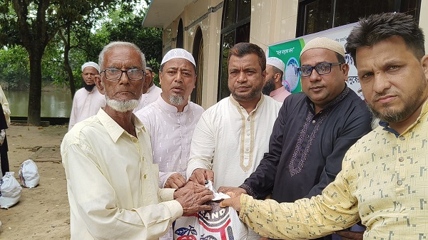 বন্যার্তদের পাশে দারুল এহসান ইসলামিক সেন্টার ট্রাস্ট, শতাধিক পরিবারের মাঝে উপহার সামগ্রী বিতরণ