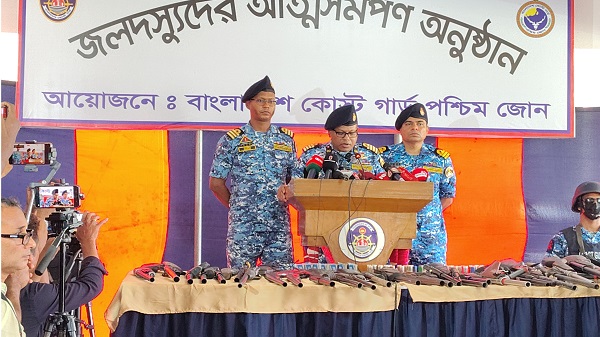 সুন্দরবনের ছোট জাহাঙ্গীর বাহিনীর প্রধানসহ ২৭ বনদস্যুর কোস্টগার্ডের কাছে আত্মসমর্পণ