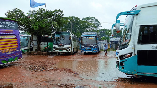 স্বরূপকাঠি বাসস্ট্যান্ডে বেহাল অবস্থা, যাত্রীদের ভোগান্তি চরমে