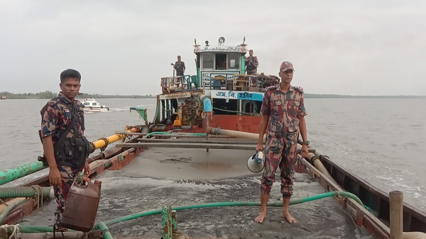 শ্যামনগরের নদীতে অবৈধ বালু উত্তোলন, কার্গো জব্দ ও জরিমানা